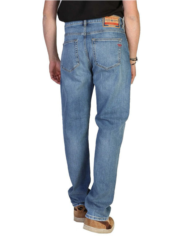 Diesel D-Viker Straight Jeans	D-VIKER_L32_A05156_RM046_01 2