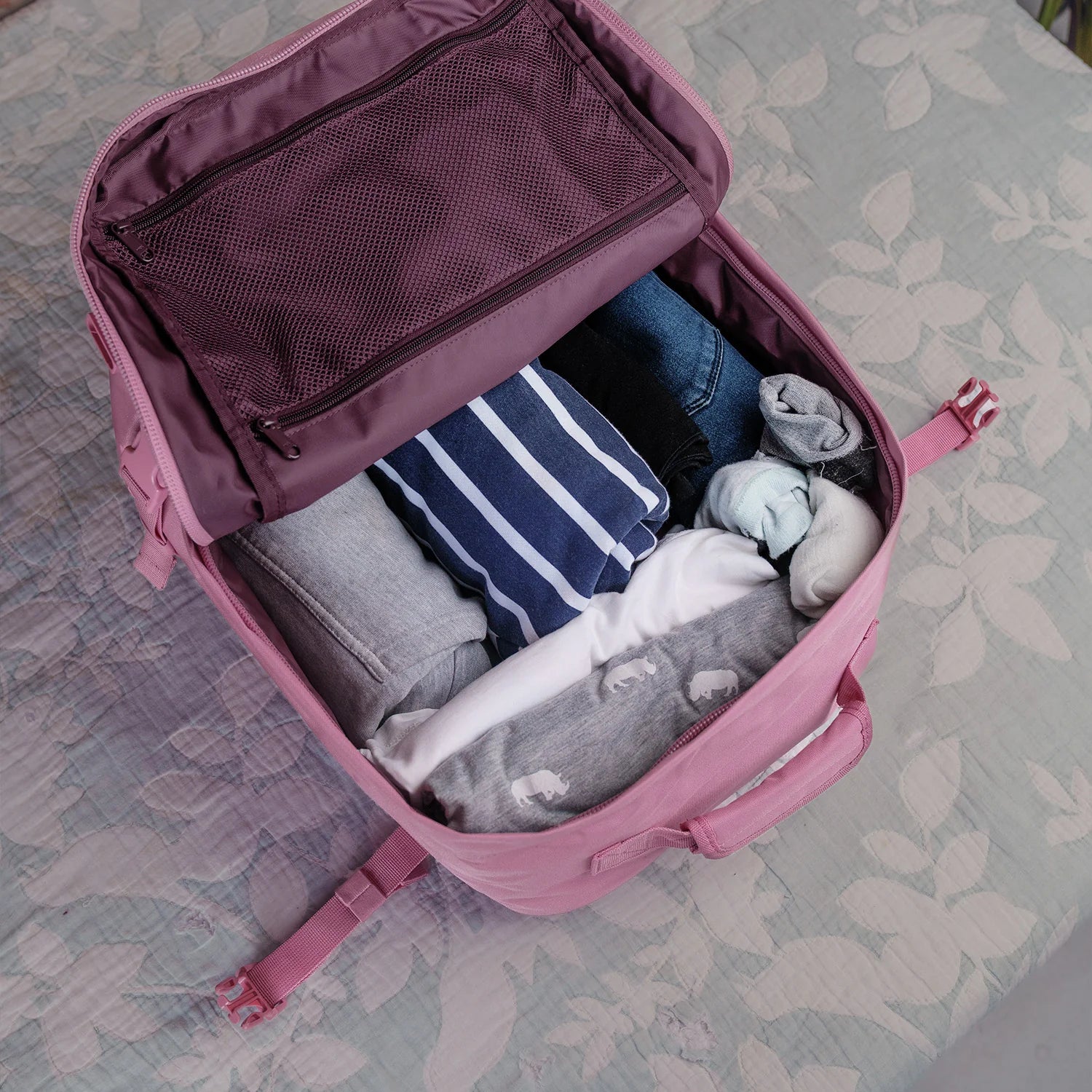 Cabinzero Classic Backpack 36L in Rosa Rosa Color